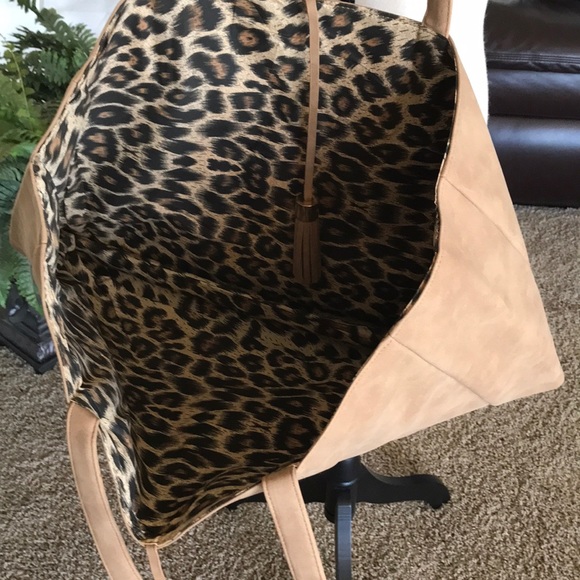 FASHION ESSENTIALS Distressed Tote - Picture 5 of 8